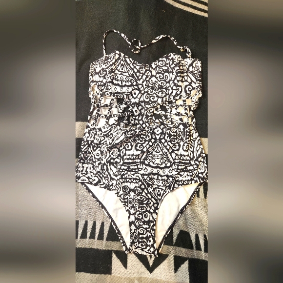 Cute black and white size medium one piece - Picture 1 of 3